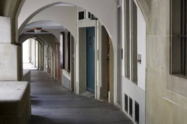 Arcades altında uzun ve gölgeli kaldırım