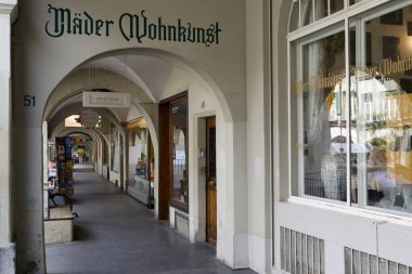 Pasajlar altında uzun ve gölgeli yürüyüş