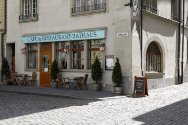 Giriş kapısı ve pencereleri