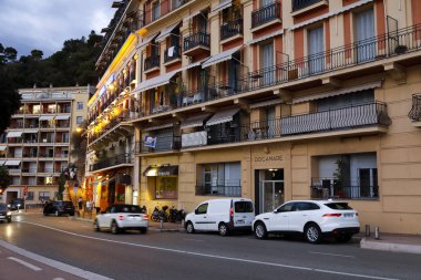 Gece yaklaşırken tenement evler