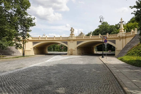 Na Karowské ulici ve Varšavě je viadukt — Stock fotografie
