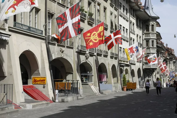 Verschiedene Flaggen an den Fassaden von Stadthäusern — Stockfoto