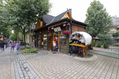 Dükkanlar ile küçük bir ahşap bina