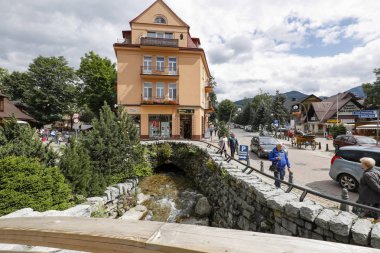 Tuğla ev ve dağ deresi