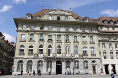 Dekoratif cephe li ve balkonlu bina