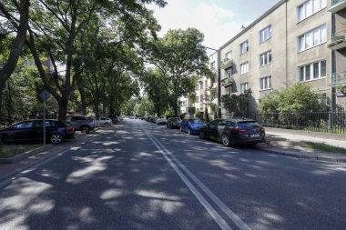 Saska Kepa semtinde arabalar park edilmiş.