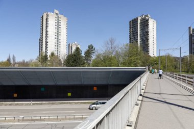 Beton binalar karayolu tarafından yer almaktadır