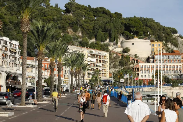 Um lugar à beira-mar sendo uma atração turística de Nice — Fotografia de Stock