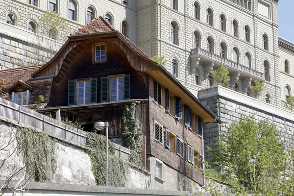 Uma casa residencial perto de outro edifício enorme — Fotografia de Stock