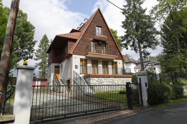 Een villa met een zeer steil dak aan beide zijden — Stockfoto
