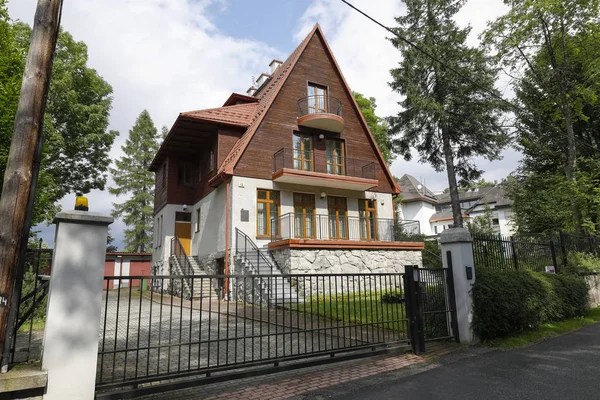 Eine Villa mit einem sehr steilen Dach auf beiden Seiten — Stockfoto