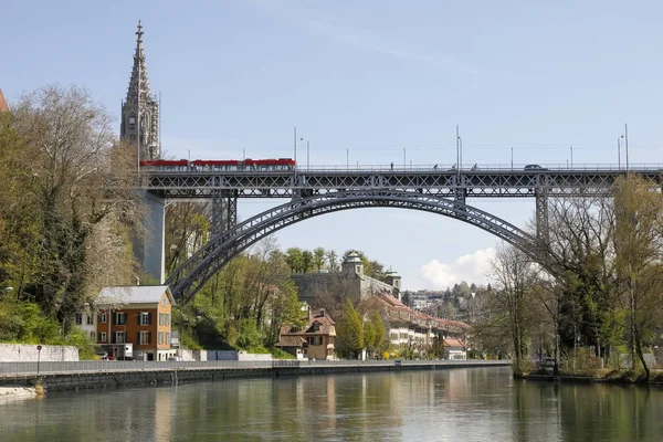 Híd és történelmi épületek a folyón — Stock Fotó