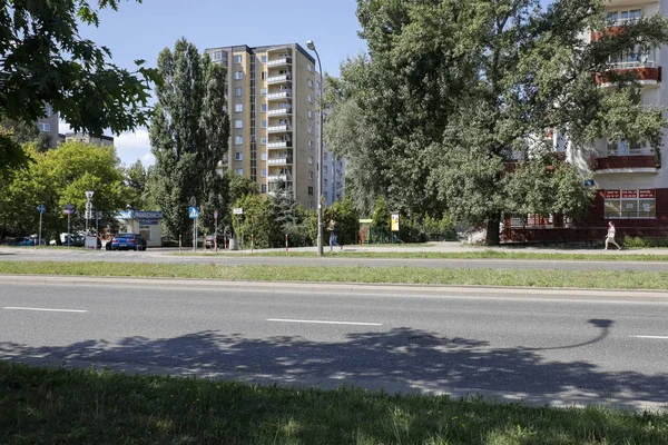 Здания и деревья в жилом комплексе Гоцлав — стоковое фото