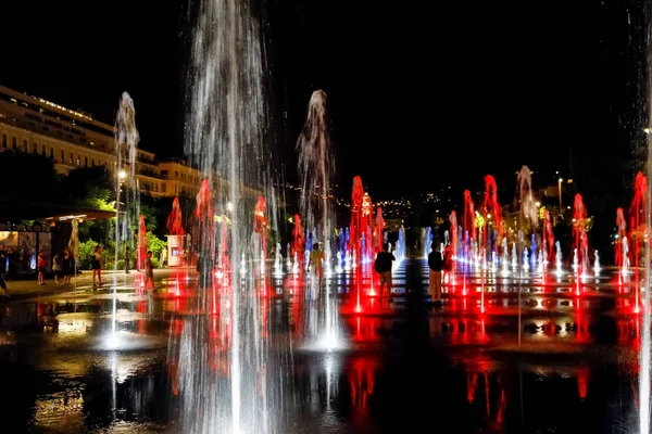 Fontána vypadá jako zrcadlo na vodu — Stock fotografie