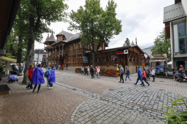 Gezinti yolunda büyük ahşap bina