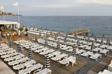 Şezlonglar ve şemsiyeler