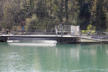 Aare Nehri ve bir weir