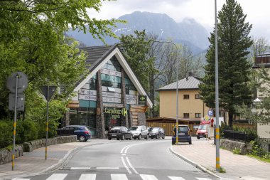 Sokakta bir binada alışveriş merkezi