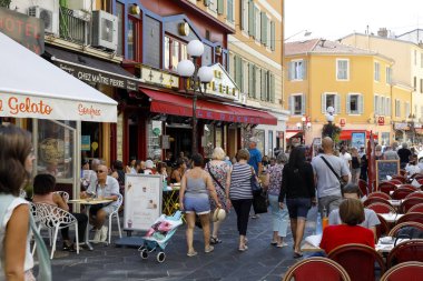 Her iki tarafta restoran ve kafeler ile Sokak