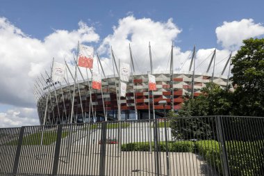 Varşova'daki stadyumun yakınında bayraklar var.