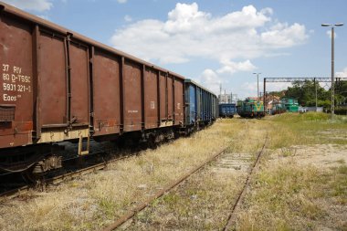 Demiryolu vagonları ve elektrikli lokomotifler var.