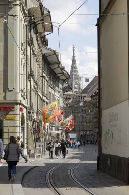 Toplu taşıma için kullanılan tramvay rayları vardır