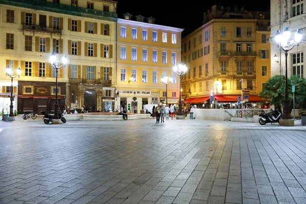 Jedno z mnoha náměstí v Nice v noci. — Stock fotografie