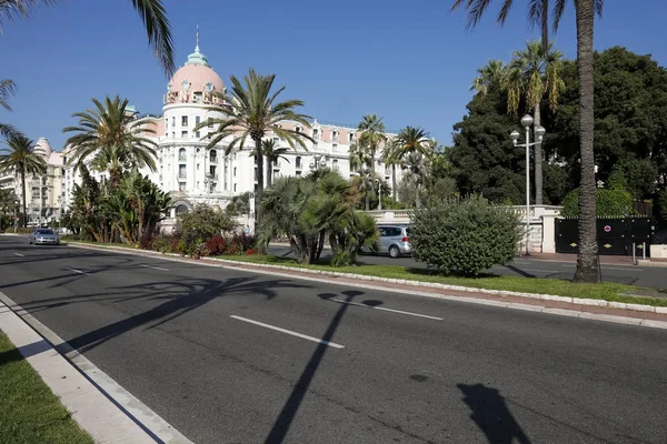 Auf der anderen Straßenseite befindet sich ein Hotel — Stockfoto