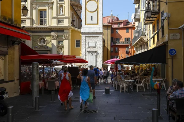 Открытые кафе и рестораны в Ницце — стоковое фото