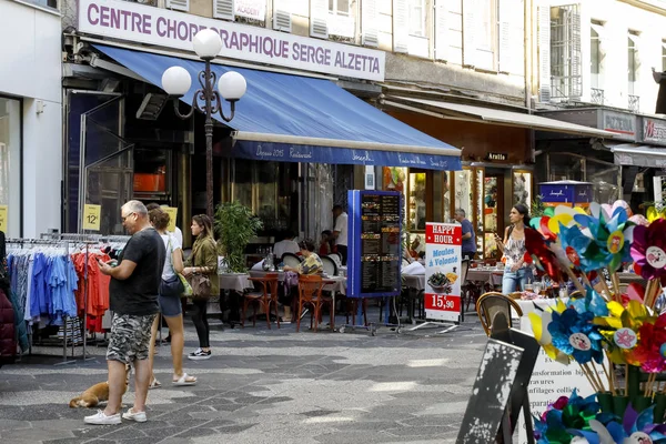 带商店和餐馆的步行街 — 图库照片