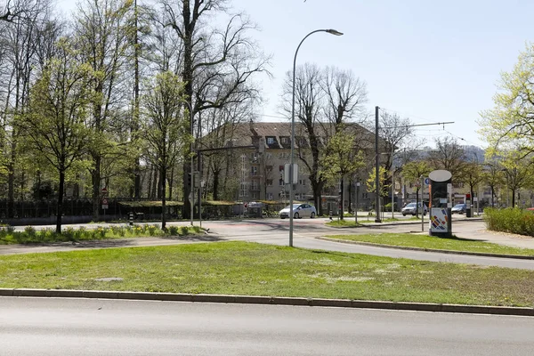 Byggnaderna är bland träden och växterna — Stockfoto