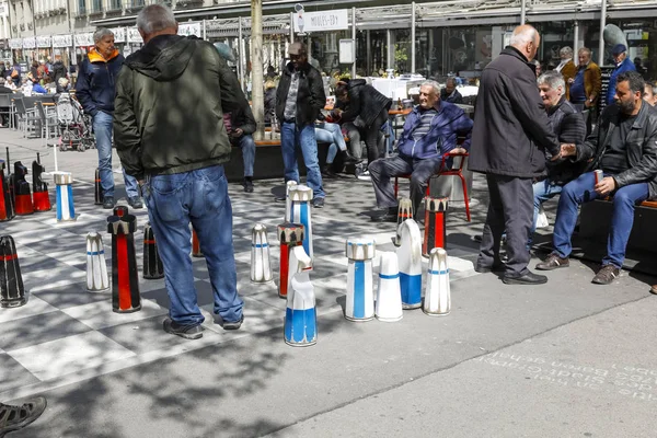The chess game goes on in the city — Stock Photo, Image