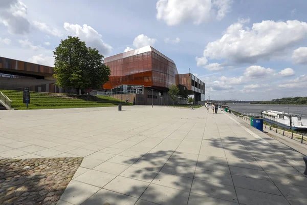 The Copernicus Science Centre by the river bank — Stock Photo, Image