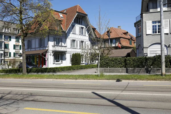 De huizen zijn gelegen in een vriendelijke buurt — Stockfoto