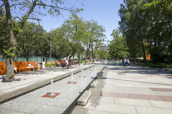 Die Promenade ist mit einem flachen Brunnen dekoriert — Stockfoto