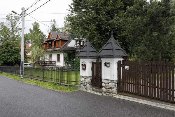 La maison résidentielle est parmi la végétation luxuriante — Photo