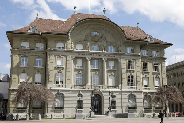 La Banca nazionale svizzera vista in una giornata di sole — Foto Stock