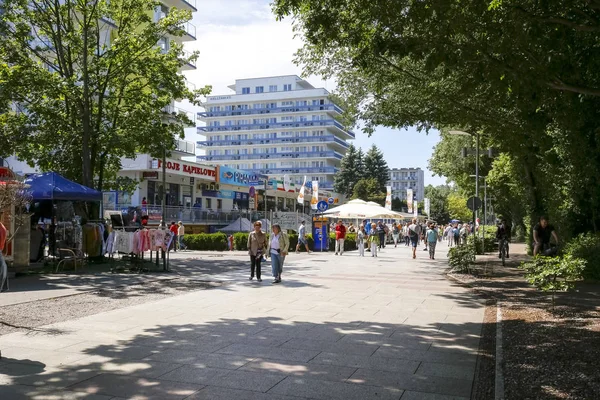 Es gibt Hotelgebäude an der Promenade — Stockfoto