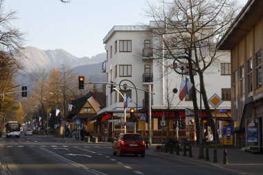 Kavşağın yanında tuğladan bir bina var.