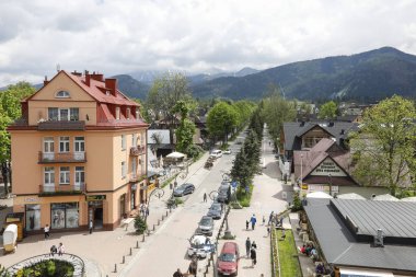 Şehirde düz bir sokak var.