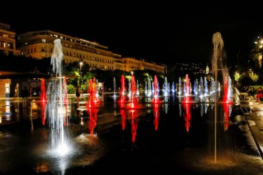 Su ve renkli ışıklar