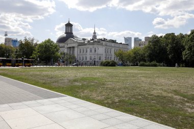 Pilsudski Meydanı'ndan görüldüğü gibi Zacheta binası