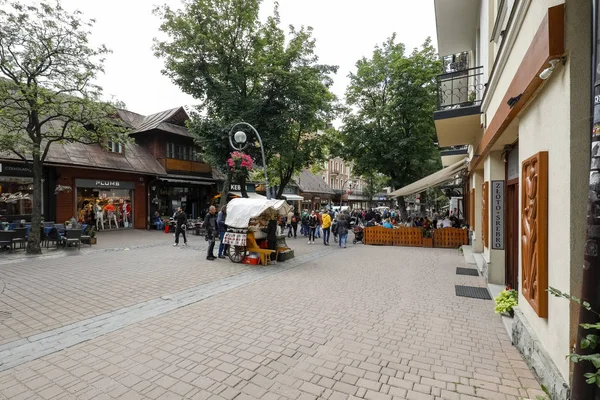 На улице Круповки расположено множество магазинов — стоковое фото