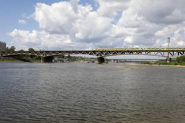 Há uma ponte ferroviária entre Powisle e Praga — Fotografia de Stock