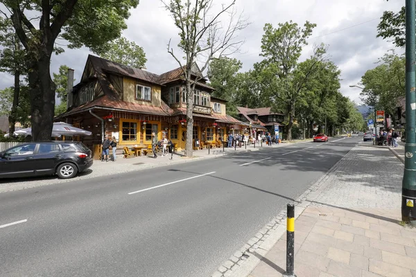 Naproti přes ulici je dřevěný dům — Stock fotografie