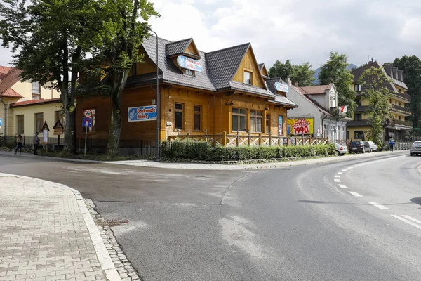 Sokağın yanında ahşap bir villa var. — Stok fotoğraf