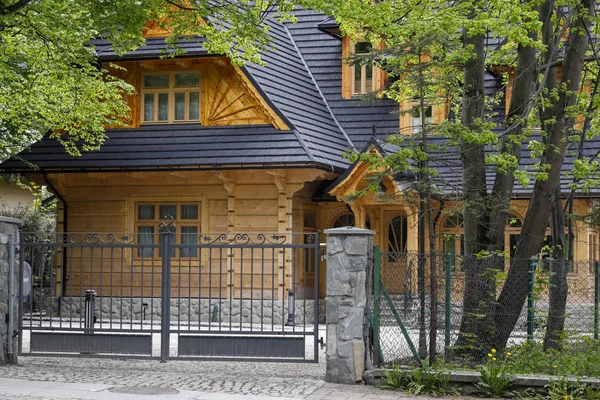 Detta är en del av en renoverad villa i Zakopane — Stockfoto