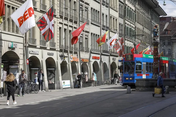 Różne flagi zostały zawieszone na budynkach — Zdjęcie stockowe