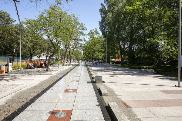 Breite Promenade war mit einem flachen Brunnen geschmückt — Stockfoto