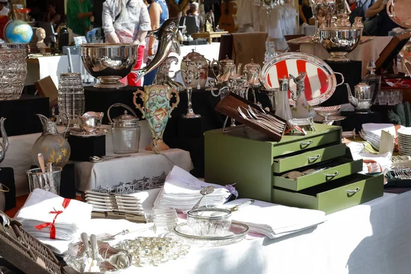 Amplia gama de productos en venta en el mercado de pulgas — Foto de Stock